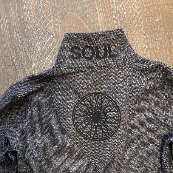 Beautiful Lululemon pullover top - Picture 6 of 7